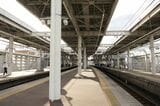 高架の泉佐野駅3・4番のりばのホーム（記者撮影）