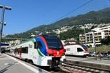 イタリアから乗り入れるローカル列車、奥はスイス側の車両（筆者撮影）