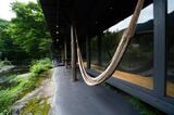 宿泊棟の前のハンモック
