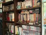中野さんの書庫の一角。本棚に収まりきれない本が、あちこちに積まれている（筆者撮影）