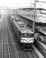 103系電車と並走するEF58形牽引の急行「能登」（撮影：南正時）