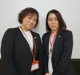 看取り士の権藤華連（左）と藤本妙子