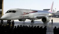 三菱MRJ､ついに完成機をロールアウト 大宮会長､「日本のものづくりの英知の結晶」