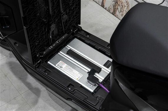 車体下部の足下に配置された走行用バッテリー