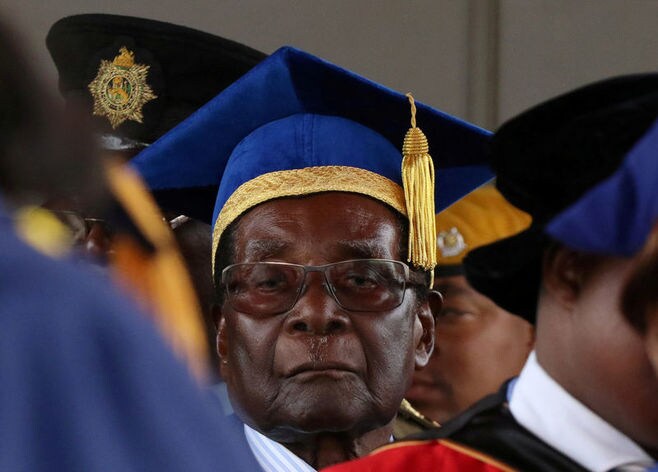 ジンバブエのムガベ大統領､辞任要求を拒否