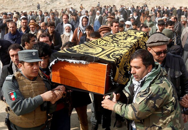 アフガニスタンの救急車自爆､死者103人に