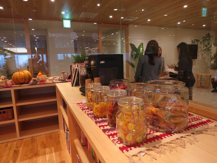 自由に食べられるフルーツやお菓子も