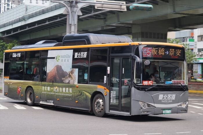 新北市街地を走る中国BYD製のEVバス