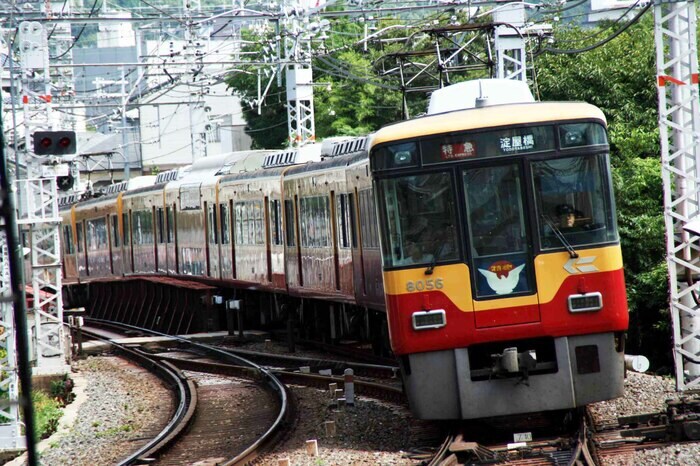 京阪8000系は編成中に2階建て車を1両組み込んでいる