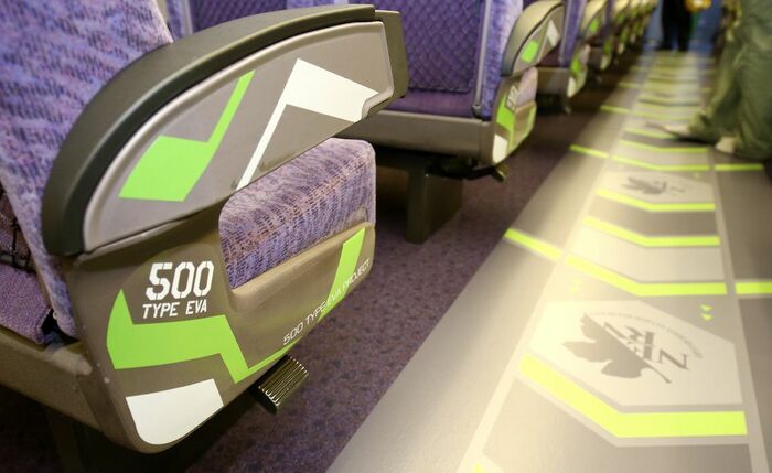 2号車は初号機カラーで統一されている