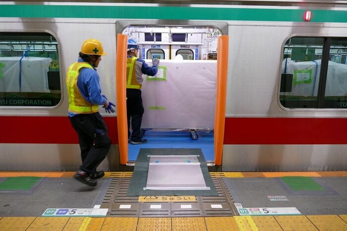 ホームドアを搬出する準備作業