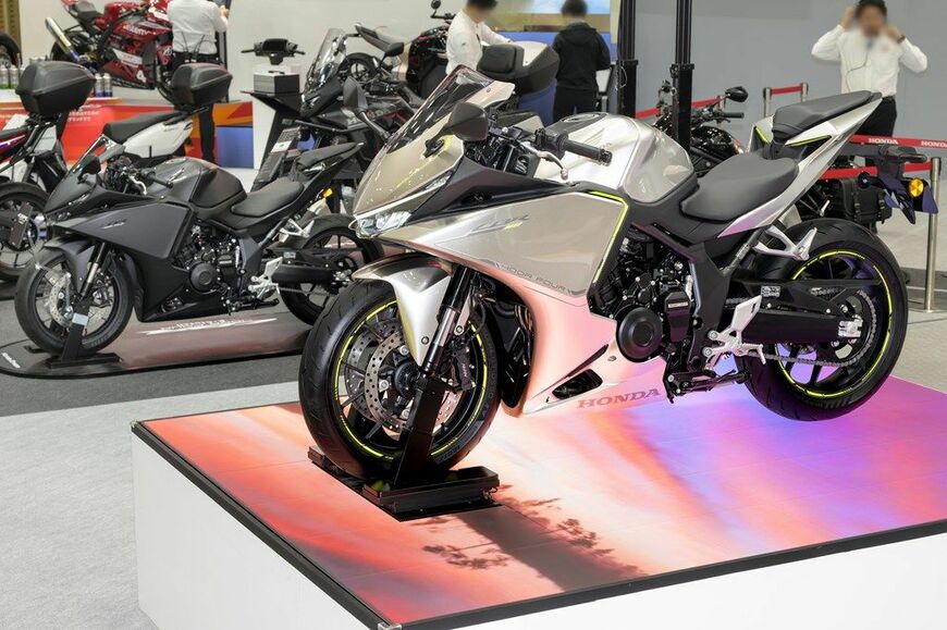 モーターサイクルショー2026で展示されたホンダ「CBR400RフォアE-クラッチ コンセプト」（写真：本田技研工業）