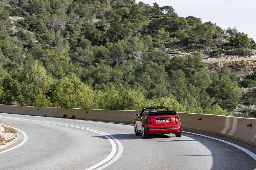 MINI（ミニ）の新型「ミニ・クーパー・コンバーチブルS」（写真：MINI）