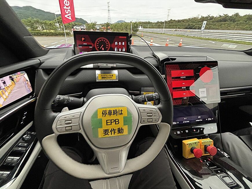 大型のタッチパネルが装着される「V01」の車内（筆者撮影）