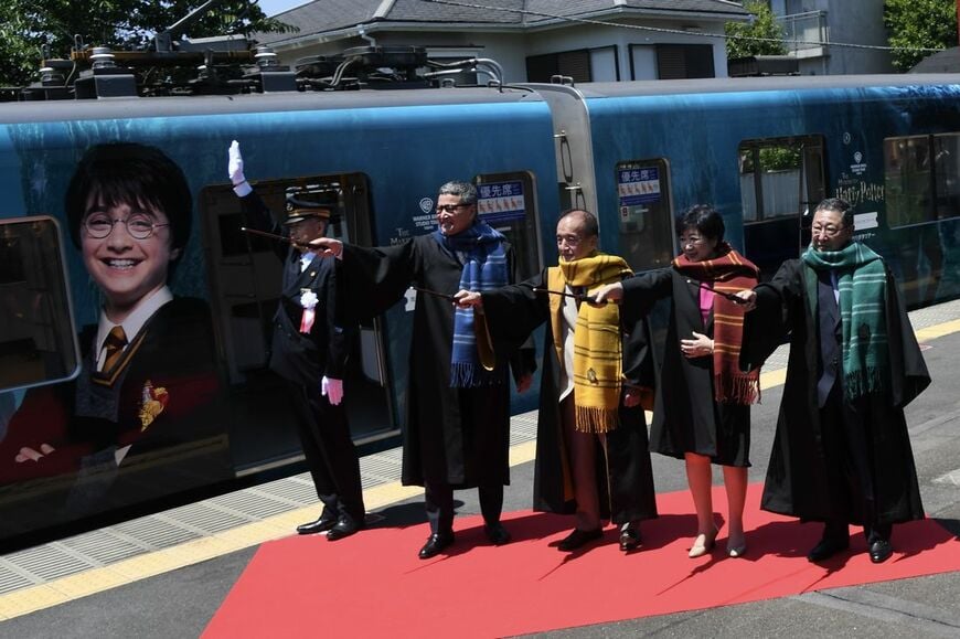 西武線豊島園駅での「ハリー・ポッター」ラッピング列車出発式で、魔法の杖を振る西武HDの後藤高志CEO（右）ら＝2023年5月16日（記者撮影）