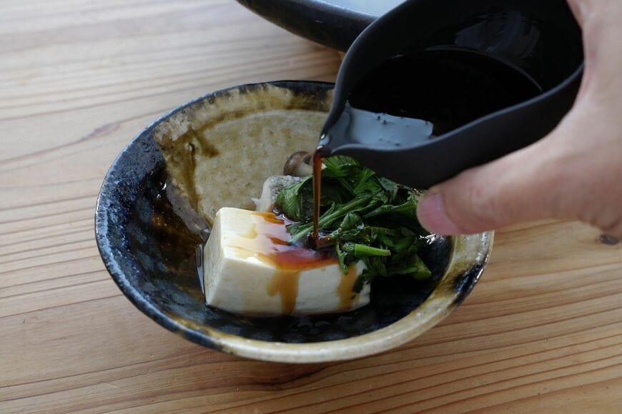 だししょうゆをかけた湯豆腐