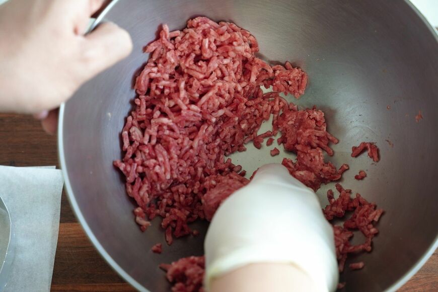 肉をこねる