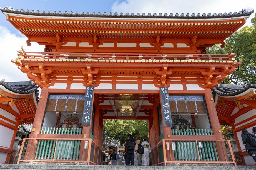 八坂神社の西楼門（写真：YAEZAKURA／PIXTA）
