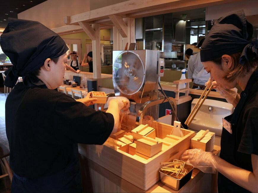 着席時に、スタッフが削りたての鰹節のこだわりを説明してくれる（写真：物語コーポレーション提供）