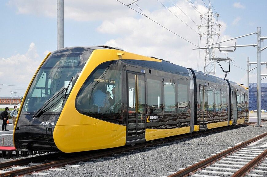 芳賀・宇都宮LRT「ライトライン」の車両、HU300形（編集部撮影）