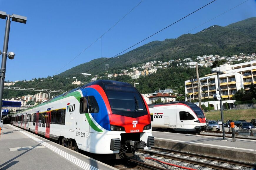 イタリアから乗り入れるローカル列車、奥はスイス側の車両（筆者撮影）