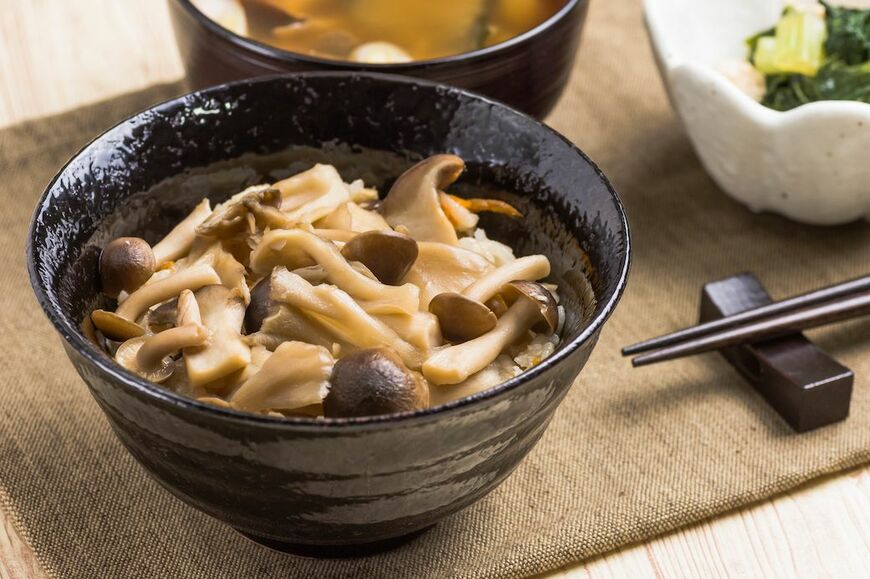 秋のごちそう「キノコの炊き込みご飯」（写真：しまじろう／PIXTA）