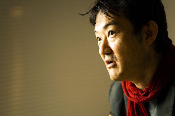 尾原和啓（おばら かずひろ）／IT批評家。1970年生まれ。京都大学大学院工学研究科応用人工知能論講座修了。マッキンゼー・アンド・カンパニーにてキャリアをスタートし、NTTドコモのiモード事業立ち上げ支援、リクルート、ケイ・ラボラトリー（現：KLab）、コーポレートディレクション、サイバード、電子金券開発、リクルート（2回目）、オプト、グーグル、楽天の事業企画、投資、新規事業に従事。経済産業省対外通商政策委員、産業総合研究所人工知能センターアドバイザーなどを歴任（撮影：干川修）