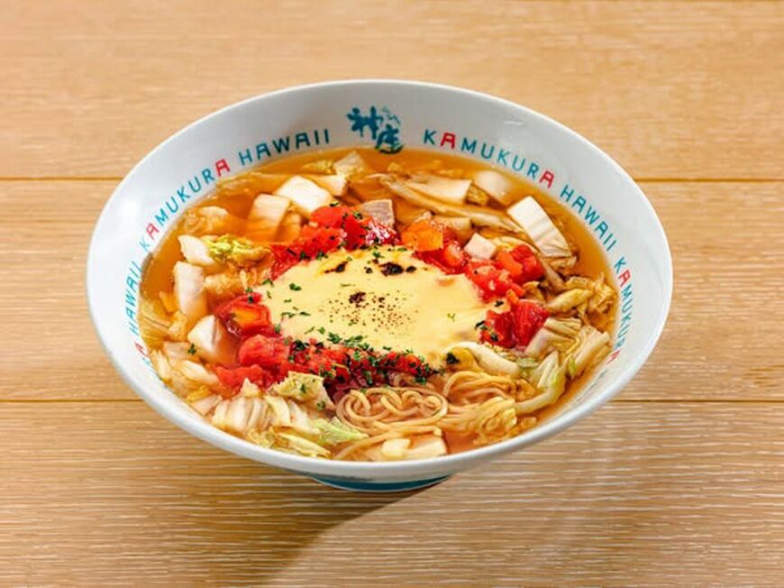 チーズとトマトを乗せた「おいしいラーメン」