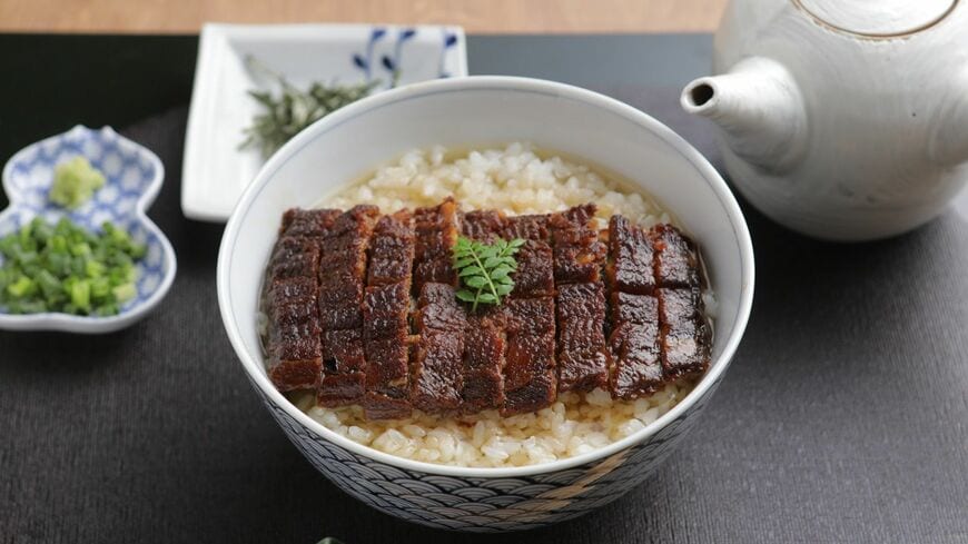 養鰻が盛んな西尾市一色町「うなぎ割烹 みかわ三水亭」と老舗お茶専門店「妙香園」のコラボで誕生した「香る うなぎ茶漬け」（写真：名鉄商店）