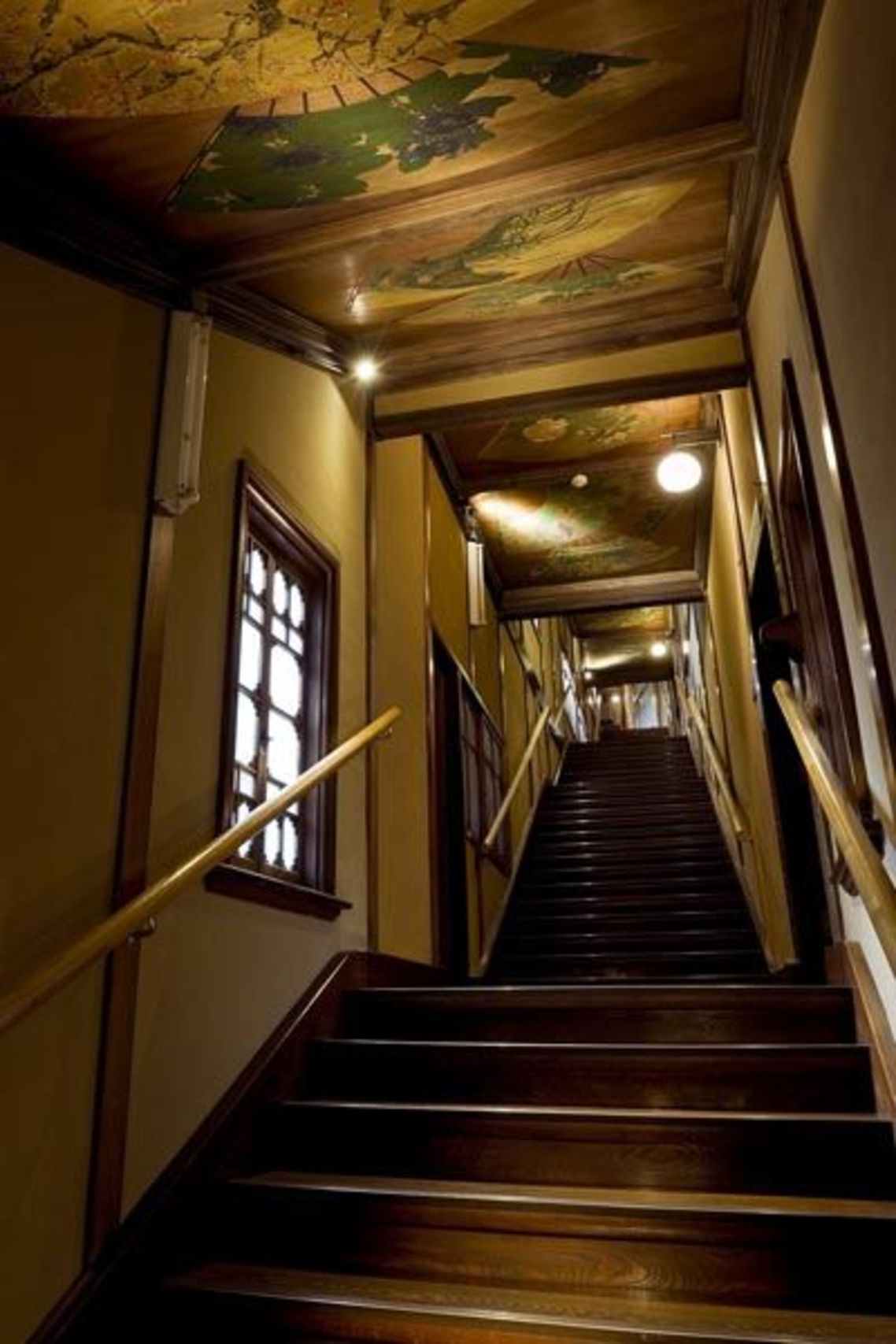 有名な「百段階段」。７部屋を99段の階段廊下がつなぐ