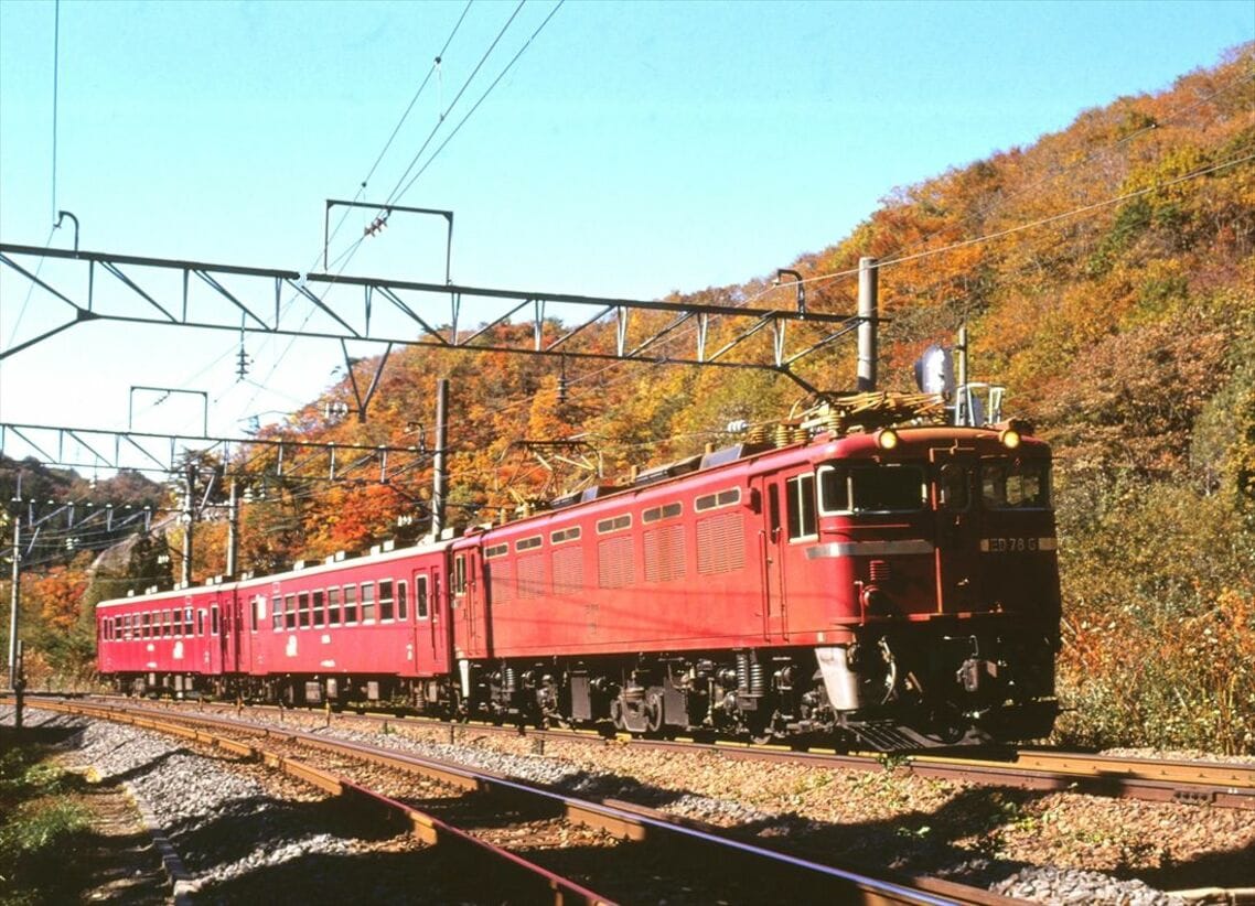 ED78形の牽く50系客車の普通列車。峠駅にて