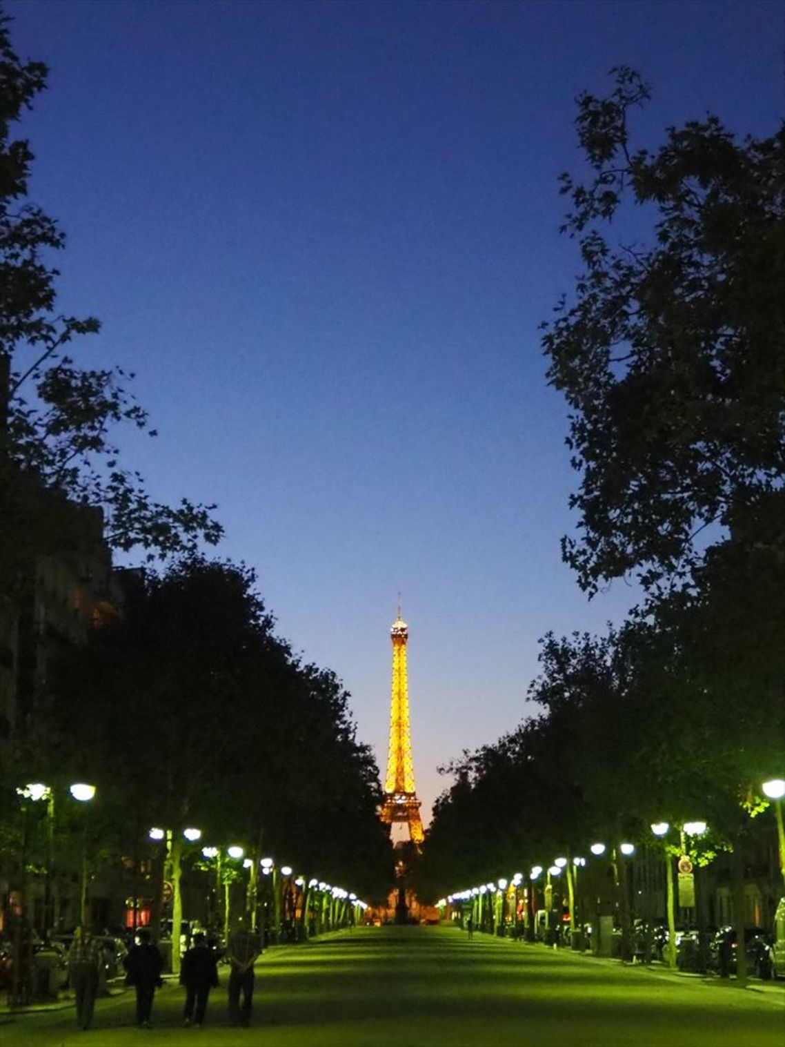 夕暮れのパリに輝くエッフェル塔