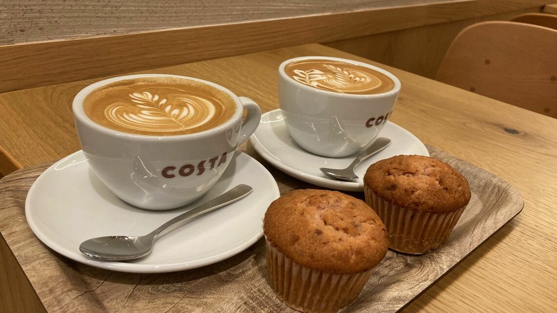 バリスタがじっくりと時間をかけて、丁寧に抽出する（記者撮影）