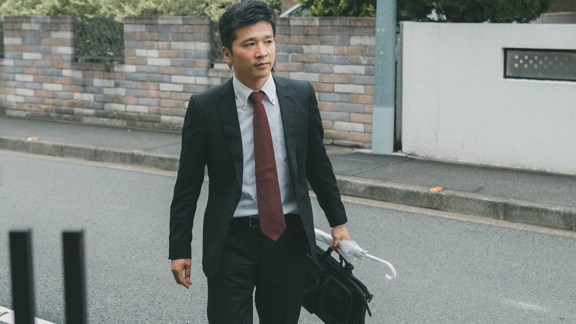 「傘の横持ち」は危険です（写真：mits／PIXTA）
