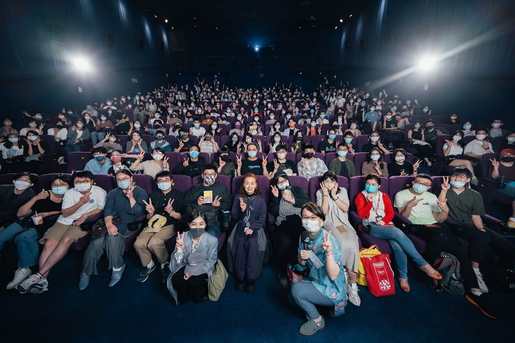 若年層からも幅広く観客が集まった台北金馬映画祭の伊丹作品特集上映会。女優の宮本信子を囲んで記念写真撮影も行われた（写真：台北金馬映画祭）