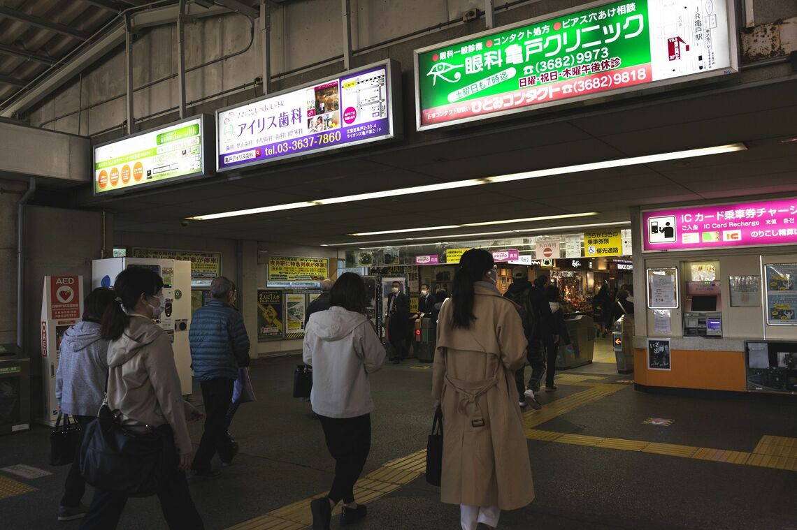 亀戸駅の改札へ向かう乗客たち。小さいけれど終着駅らしい構造だ（筆者撮影）