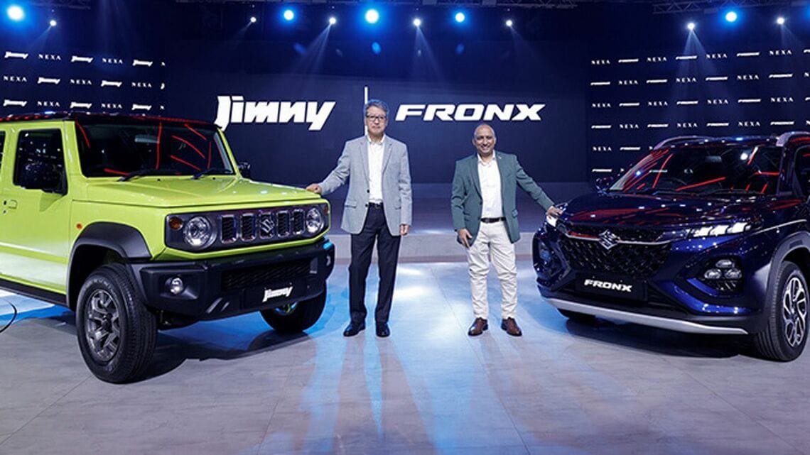 インドのモーターショー「オートエキスポ2023」で披露された「ジムニー」の5ドア（左）、新型SUV「フロンクス」（右）（写真：OCEANS編集部）