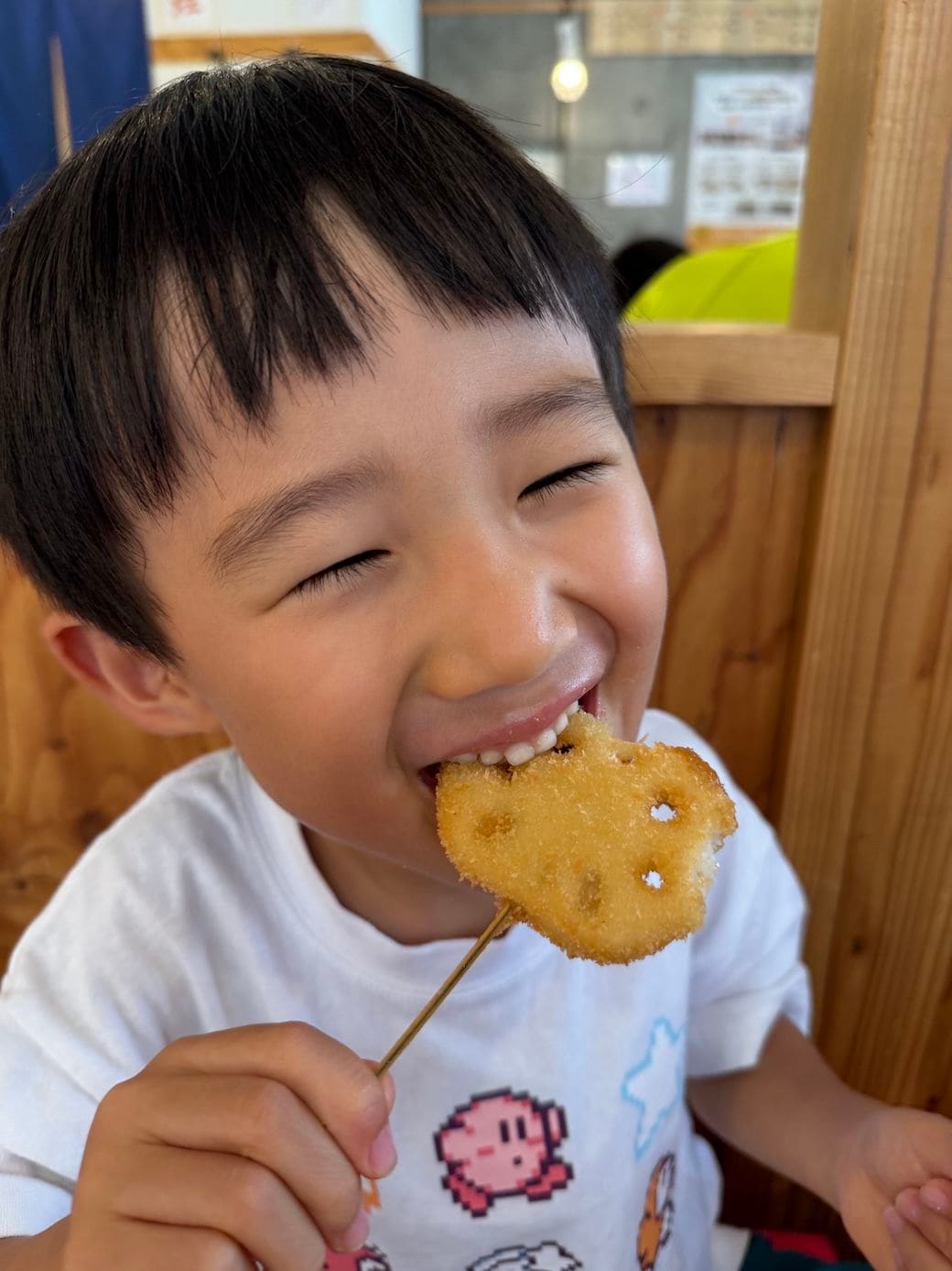 串カツを食べる子ども
