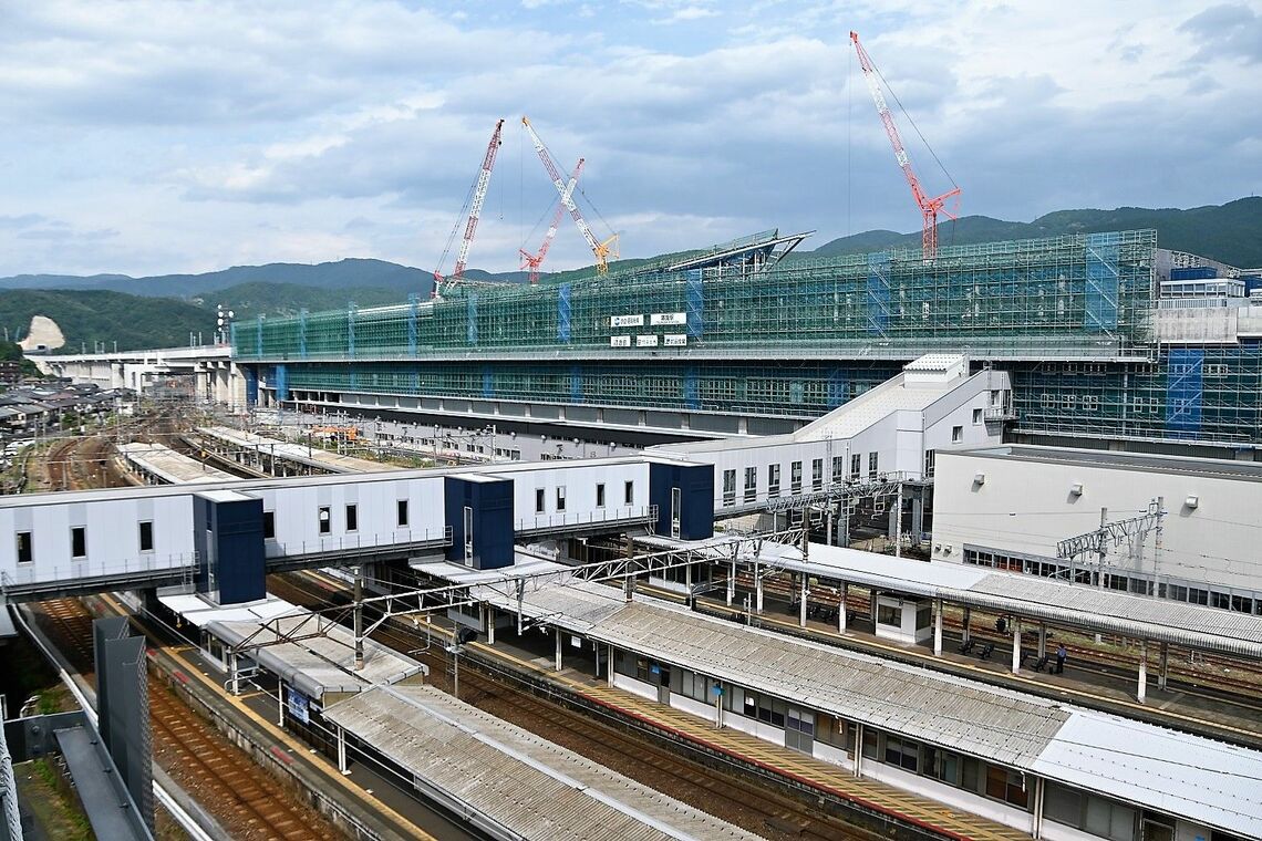 巨大さが際立つ北陸新幹線敦賀駅（筆者撮影）