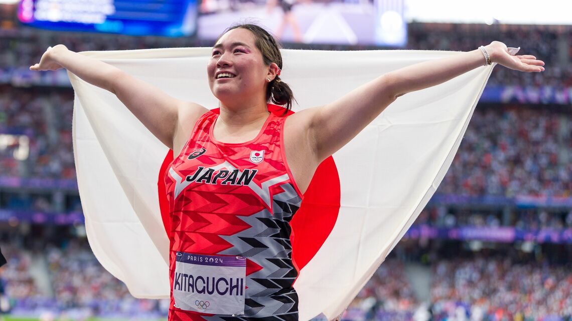 パリ五輪で金メダルを取った北口榛花選手。うつ伏せにも注目が集まりました（写真：Andy Cheung／Getty Images）