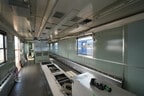 一部の機器は搬出され、がらんどうの状態