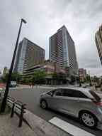 周囲には背の高いマンションが結構建っている