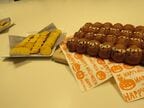 カボチャ味のクッキー（左）と黒猫がモチーフのちぎりパン