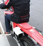 筆者が座ってもわかるようにバイク自体の薄さも特徴的