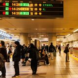 日中の井の頭線は急行と各駅停車が交互に運転される。写真左手が急行のホーム（撮影：鼠入昌史）