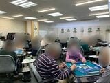 麻雀を楽しむお客さんたち。全体的に女性の方が多かった（筆者撮影）