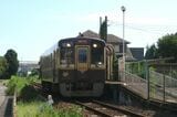 わたらせ渓谷線運動公園前駅。遠くに上毛線の陸橋が見える（筆者撮影）