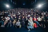 若年層からも幅広く観客が集まった台北金馬映画祭の伊丹作品特集上映会。女優の宮本信子を囲んで記念写真撮影も行われた（写真：台北金馬映画祭）