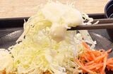 たっぷりの千切りキャベツ