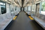 グレーを基調とした13000系の車内（撮影：大澤誠）